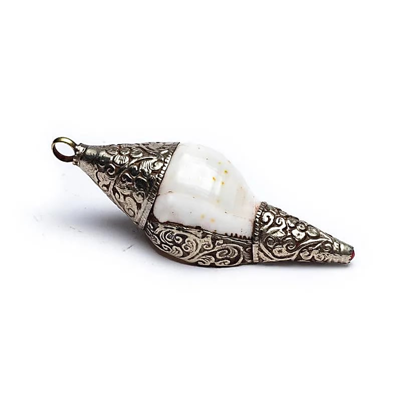 Pendentif rituel en coquillage avec metal blanc