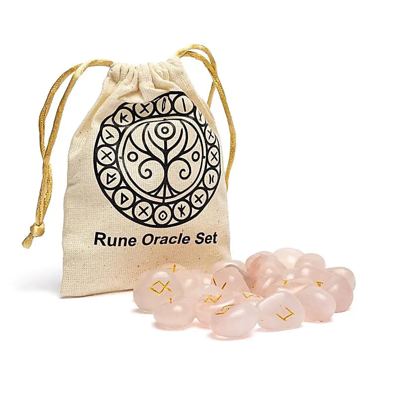 Coffret oracle runique en quartz rose dans sachet en coton -- 12x10 cm