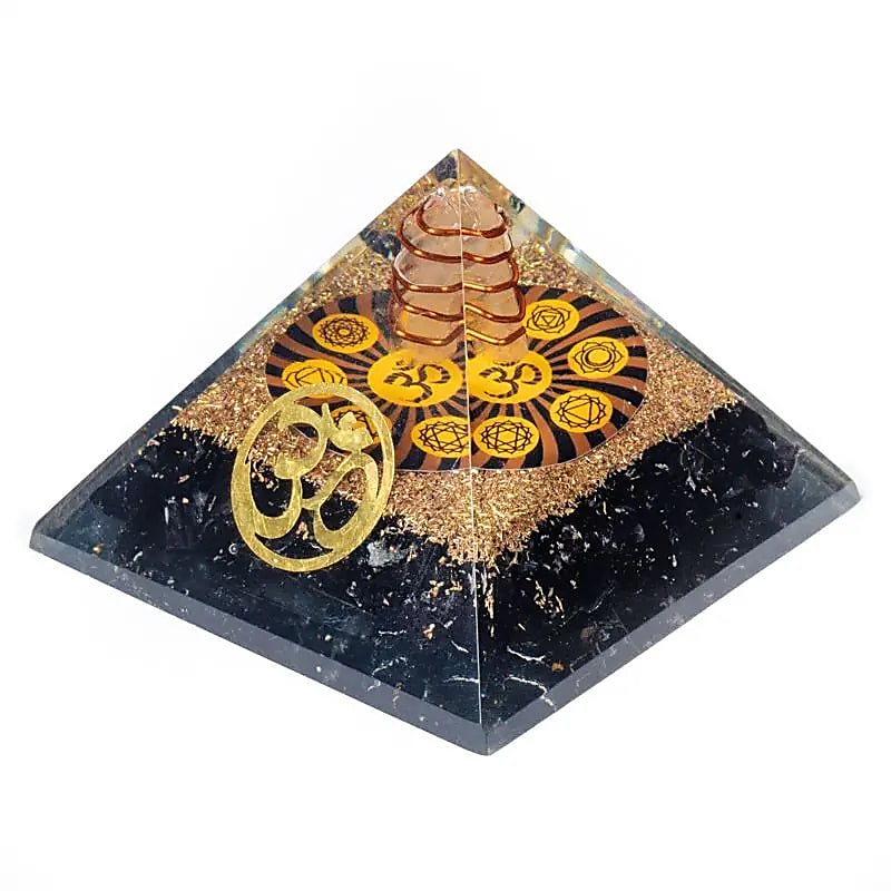 Orgonite chakra pyramide Tourmaline noire avec Om -- 7x7x6cm
