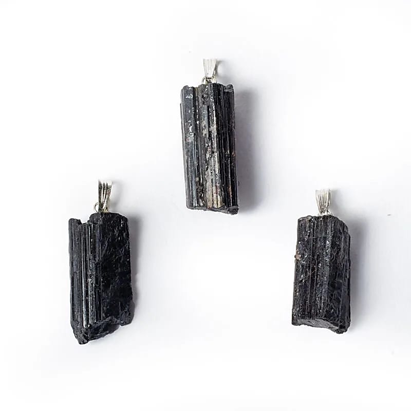 Pendentif pierre précieuse tourmaline noire brute -- ±3.5 cm